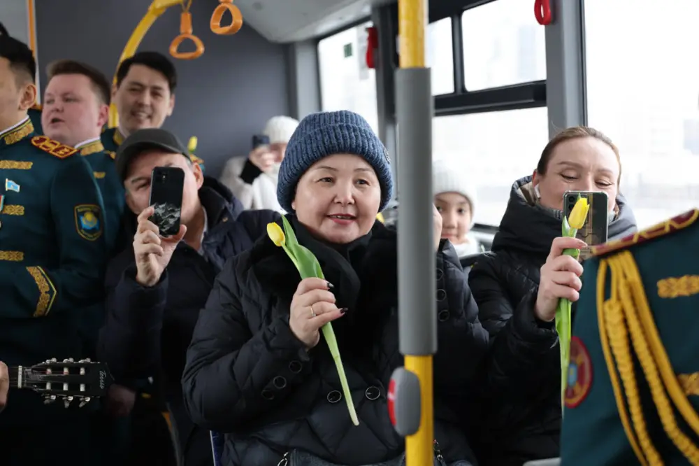 Песни и цветы в пути: легендарный мужской хор Нацгвардии поздравил женщин столицы (2)