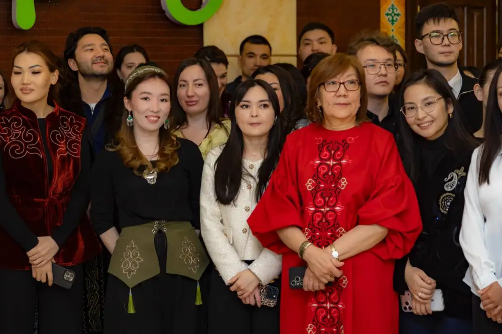 Министр торговли перерезал путы ребёнку на празднике Наурыз (2)