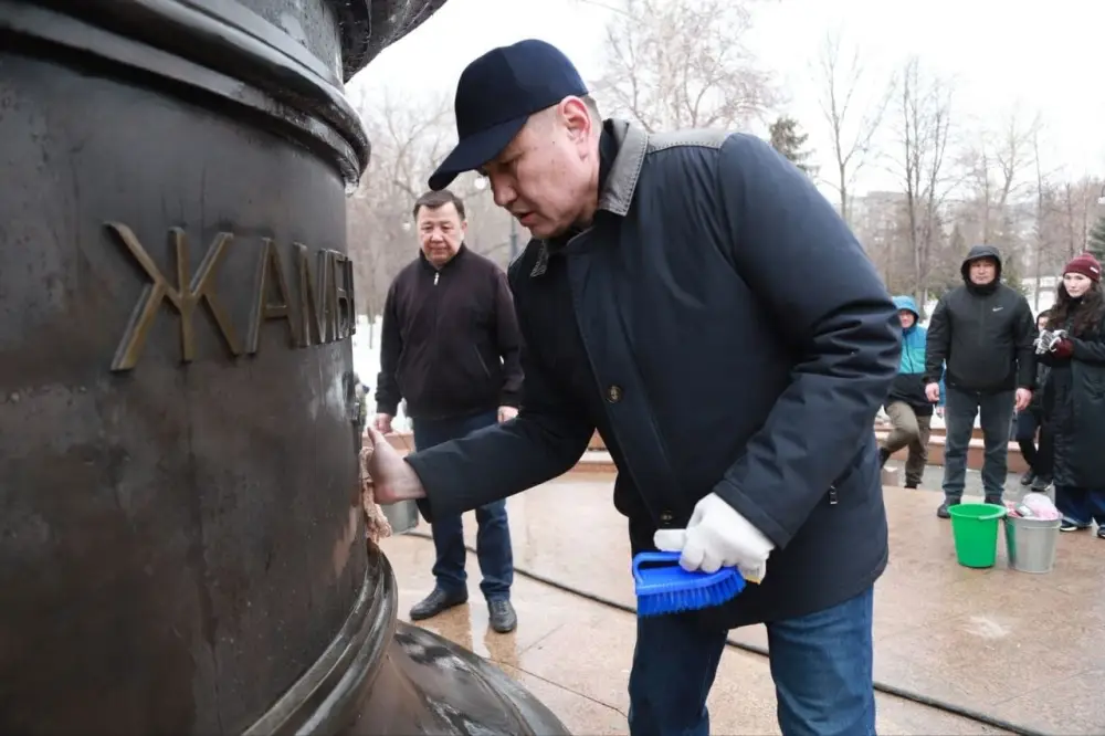 Субботник в парке имени Жамбыла Жабаева: очистка территории от снега и мусора Павлодаре