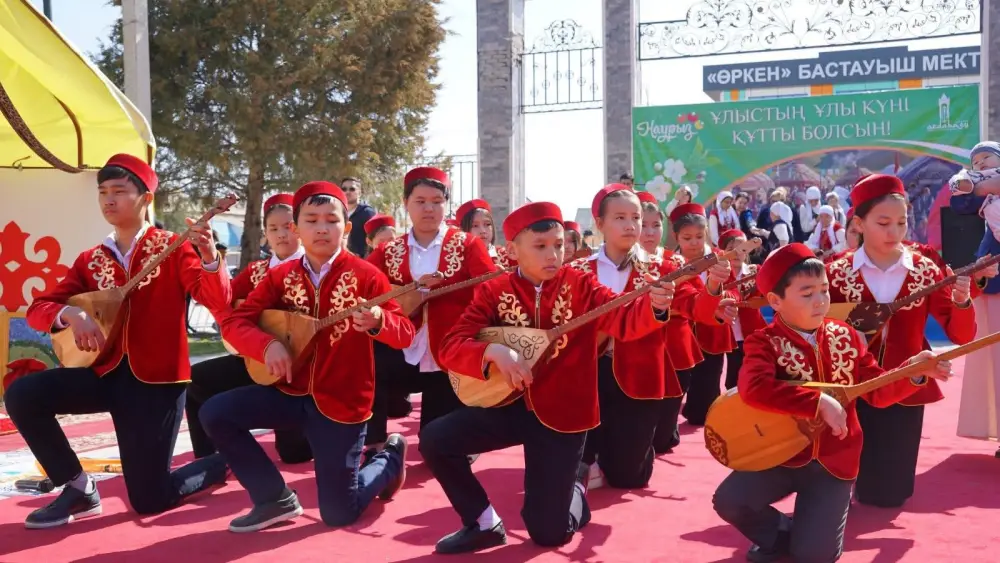 ТУРКЕСТАН: ОДРЕЗАНИЕ ПУТ В НОВУЮ ЖИЗНЬ - ОБРЯД «ТҰСАУКЕСЕР» ДЛЯ 50 МАЛЫШЕЙ В ОРДАБАСЫ Павлодаре