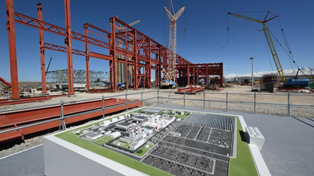 Олжас Бектенов проверил реализацию поручений Президента по строительству электростанции в Туркестанской области (3)