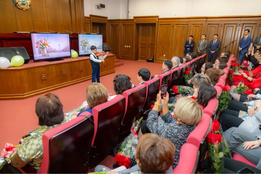 В МНЭ состоялось торжественное собрание, посвященное Международному женскому дню (7)