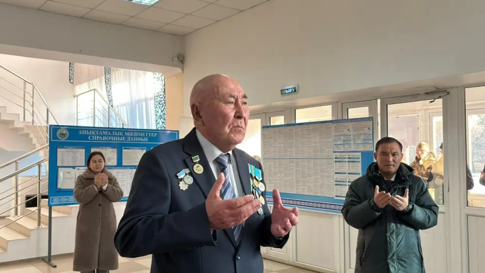 Аксакал Амангельды Беспаев голосует в Шенгельды важность независимости Павлодаре