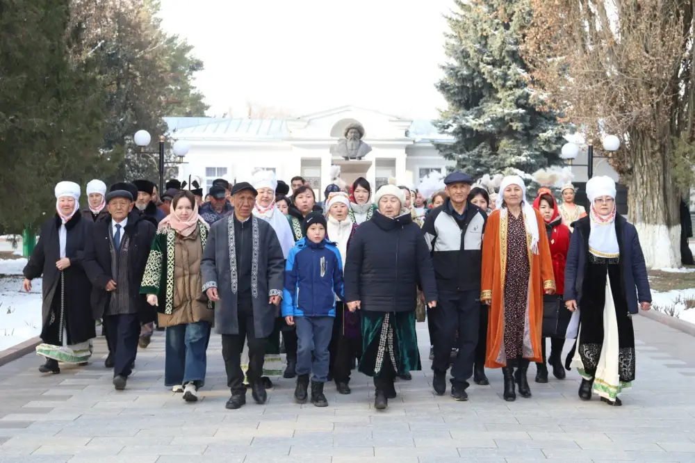 Традиции и гражданская ответственность: внук Жамбыла Жабаева участвует в референдуме в Казахстане Павлодаре