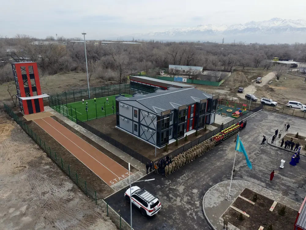 Новые апартаменты для спасателей: в Алматы вручили ключи сотрудникам МЧС (9)