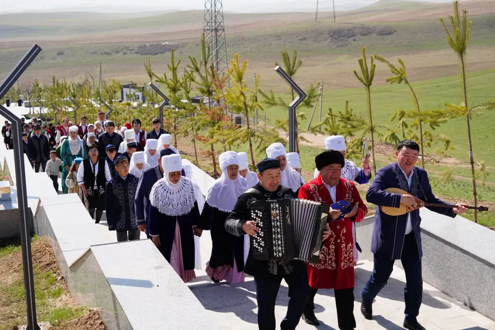 КАЗЫГУРТ: ПАРАД НАЦИОНАЛЬНОЙ ОДЕЖДЫ — ЖИВОПИСЬ КУЛЬТУРЫ В ЧЕСТЬ НАУРЫЗА Павлодаре