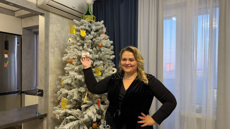 Костанайская жительница Вера Мадиева украсила новогоднюю ёлку в национальном стиле к празднику Наурыз, задав новый праздничный тренд. Павлодаре