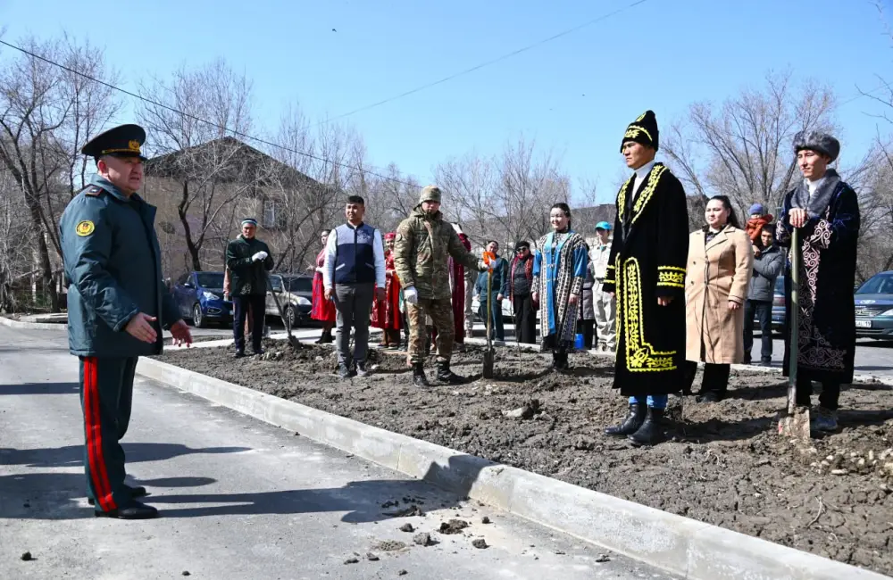 Военнослужащие и жители гарнизонов активно участвуют в экологических акциях в честь Жаңару күні Павлодаре