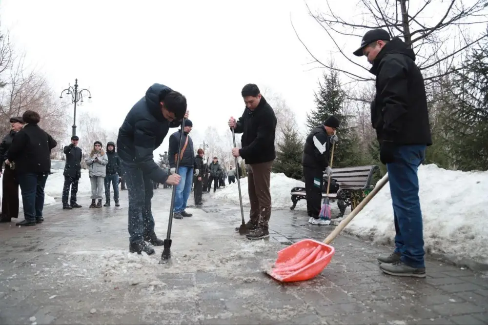 В Усть-Каменогорске в парке имени Жамбыла Жабаева прошёл субботник (6)