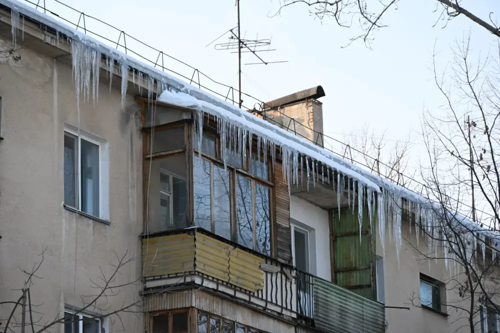 В Алматы управляющие компании обязаны усиливать контроль за очисткой крыш от снега и наледи Павлодаре