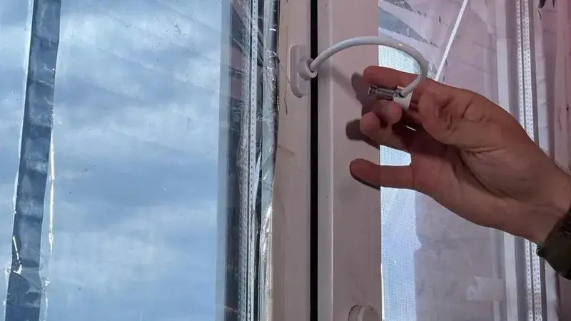 Безопасность детей предотвращение падений из окон меры защиты Алматы Павлодаре