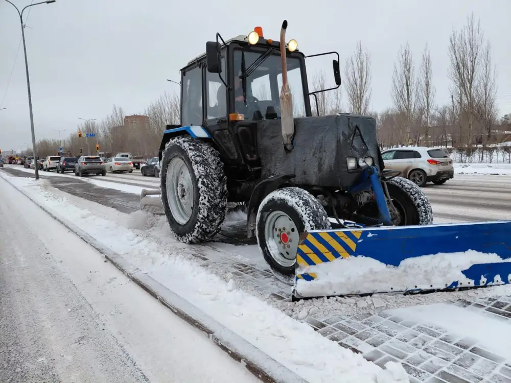 В Астане работают почти три тысячи дорожных рабочих и более 1,6 тысячи единиц спецтехники для уборки снега Павлодаре
