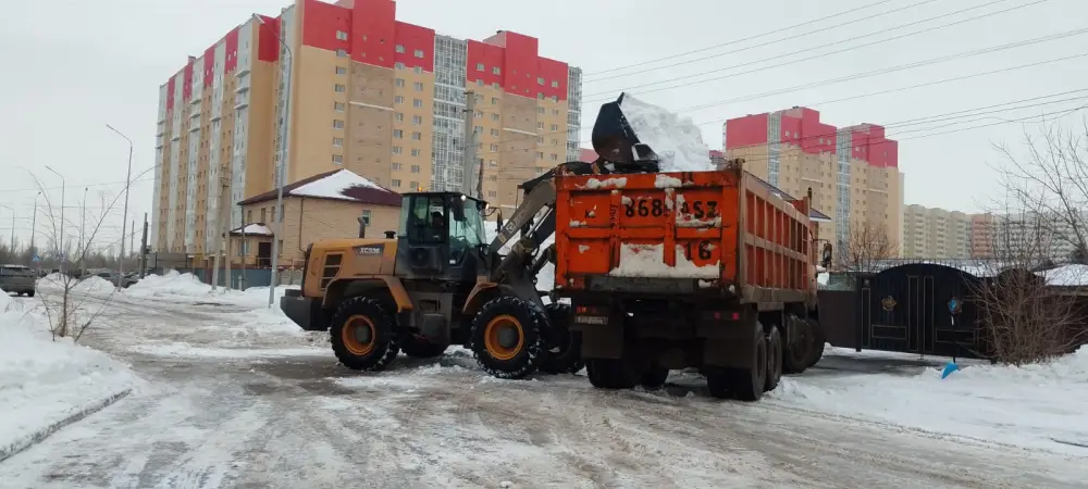 Тысячи дорожных рабочих вышли на снегоуборочные работы в Астане (9)
