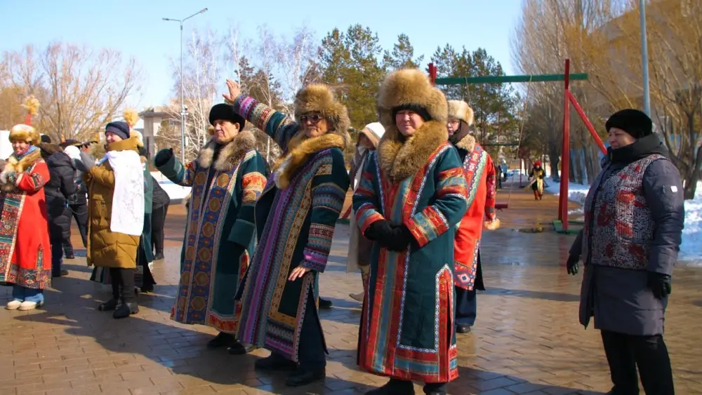 Более тысячи человек одновременно провели обряд Көрісу в столичном парке (10)