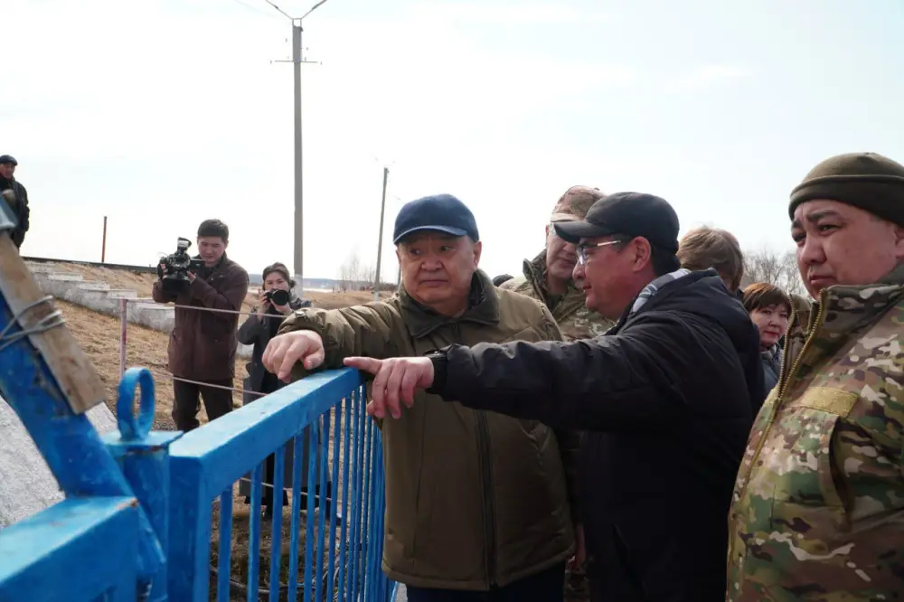 Аким Акмолинской области ознакомился с ходом противопаводковых мероприятий в г. Кокшетау (5)