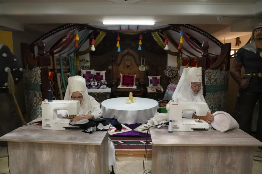 Мастер-класс по созданию головного убора кимешек провели для столичных пенсионеров Павлодаре