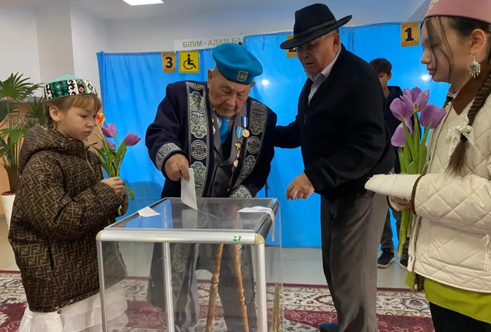 102-летний ветеран активно участвует в гражданской жизни, подчеркивая важность голосования и социальной ответственности в сообществе Павлодаре