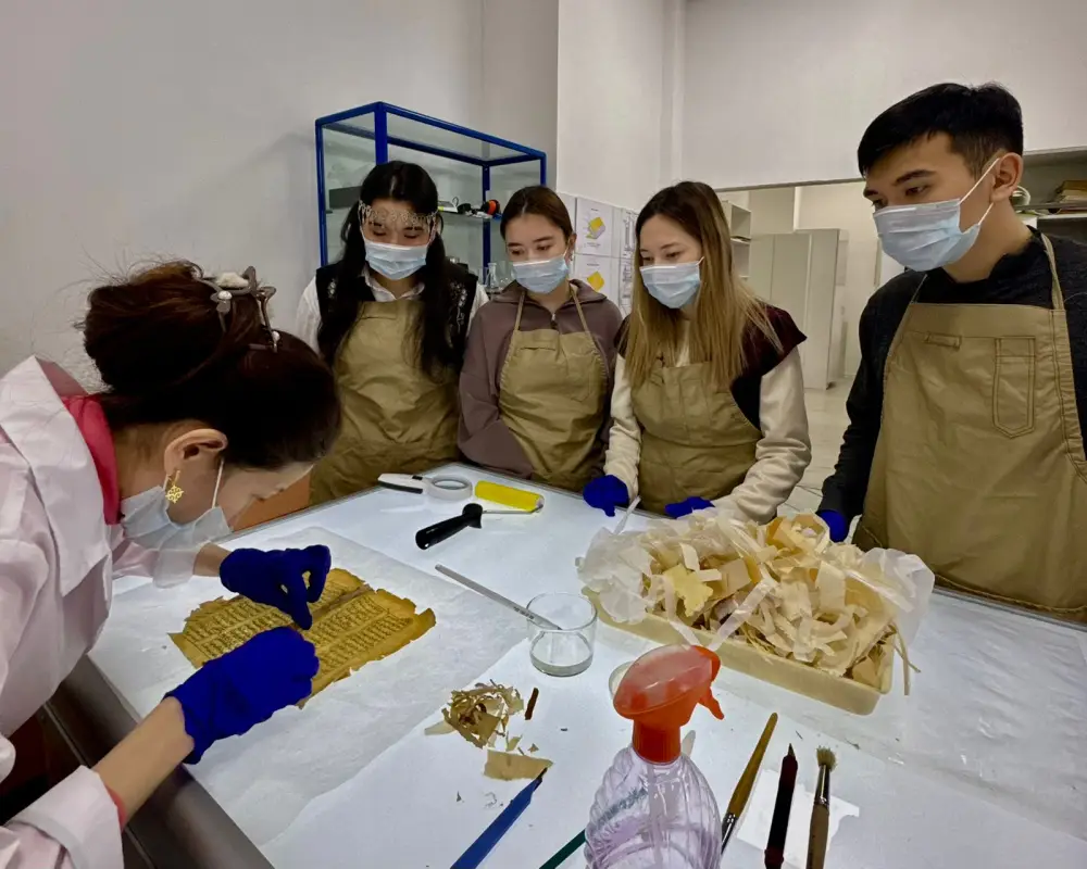 Мастер-класс по сохранению редких книг прошел в Национальном центре рукописей Павлодаре