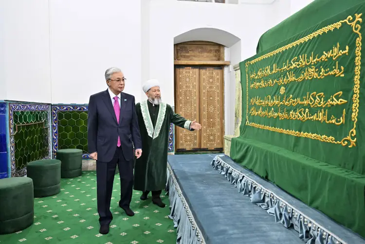 Президент посетил мавзолей Ходжи Ахмеда Яссауи (6)