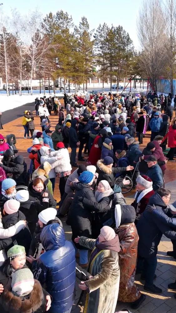 Более тысячи человек одновременно провели обряд Көрісу в столичном парке (4)