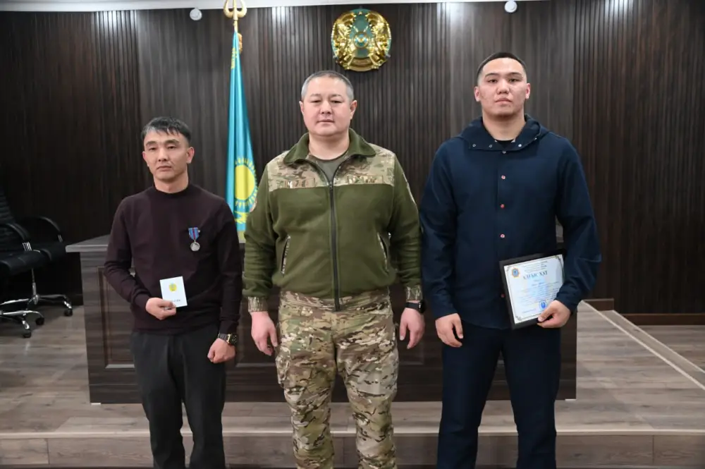 В Жамбылской области военнослужащий награжден медалью за спасение людей при пожаре Павлодаре
