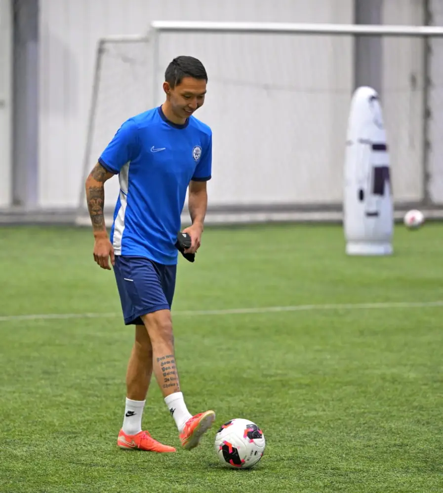 Аким области Асаин Байханов встретился с игроками и тренерским штабом ФК «Иртыш», поздравив команду с началом нового сезона в Премьер-лиге Казахстана (9)