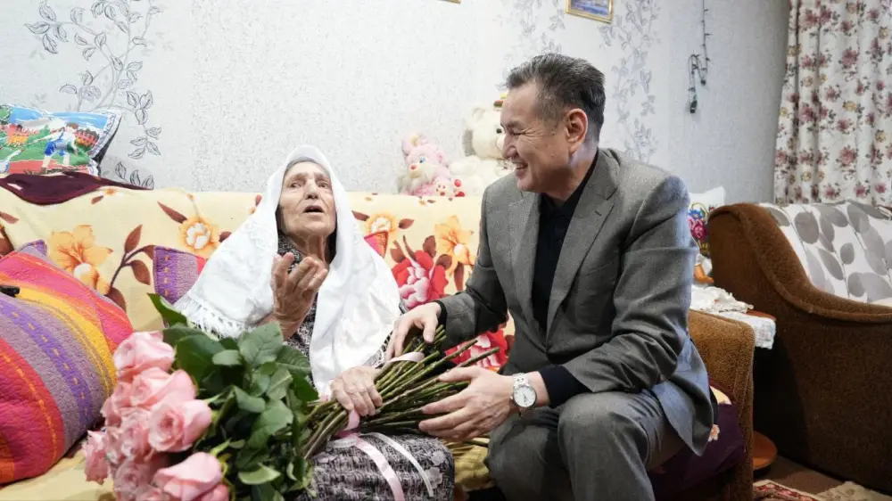 Аким ВКО поздравил с 8 Марта женщин-ветеранов (2)