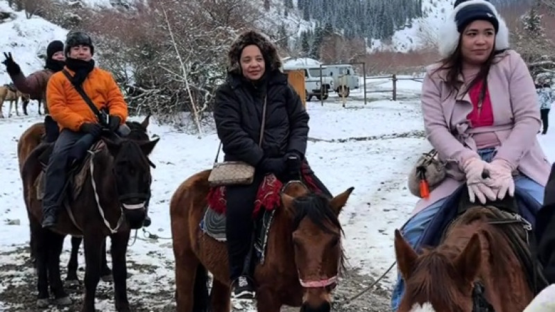 Туристы из ОАЭ благодарят алматинцев за гостеприимство во время задержки поездки Павлодаре