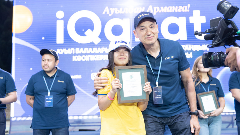 Мама одна растит троих: Предприниматель исполнил мечту девочки из аула для 10 тысяч сельских школьников Казахстана Павлодаре