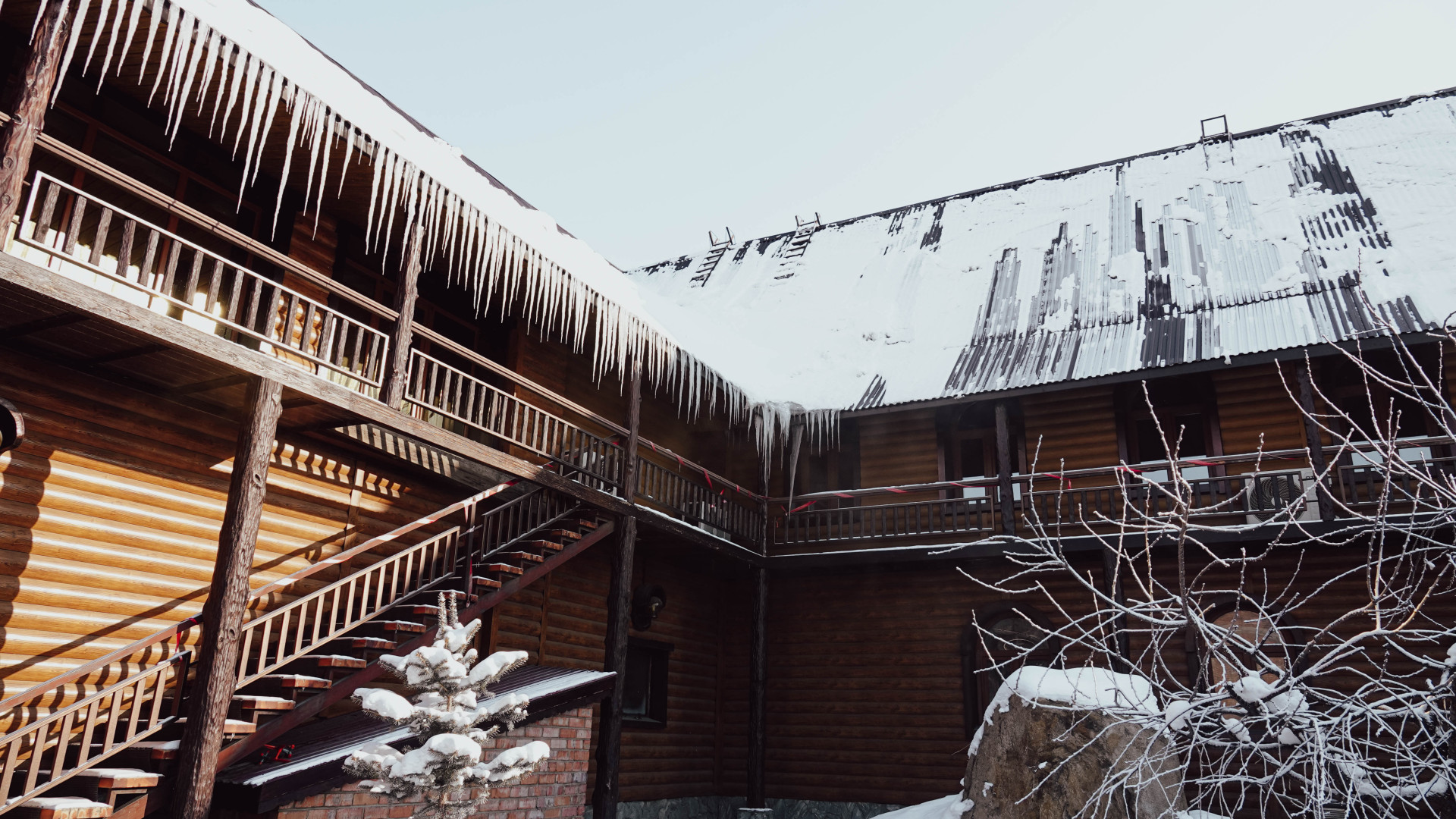 Как выглядит снаружи дом-музей со скульптурами из дерева в Усть-Каменогорске