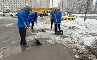Волонтеры в Астане благодарят работников коммунальных служб чаем и баурсаком
