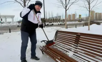 Уборка на монументе в Астане