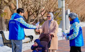 Волонтеры в Астане дарят баурсаки, создавая атмосферу заботы и единства среди горожан