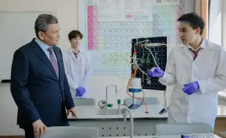 Глава региона подчеркивает важность образования в международном контексте во время визита в Назарбаев Интеллектуальную школу