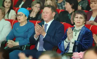 Награждение женщин за достижения в различных сферах на праздничном концерте в честь 8 Марта