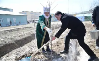 ТУРКЕСТАН: Местные жители Отырара высадили 500 деревьев в честь Дня обновления, создавая зеленый оазис для будущих поколений