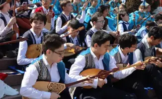 Флешмоб 'Домбыра үні' в Алматы: 11 тысяч учащихся объединяются для популяризации казахской музыки