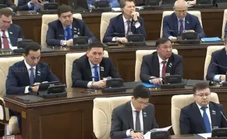 Ерлан Сарсембаев участвует в пленарном заседании Мажилиса, обсуждая законы о защите прав несовершеннолетних