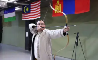 На площади города проходит День национальных видов спорта, посвященный традиционным спортивным навыкам