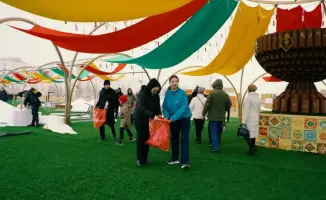 Гигантский флаг и уборка: праздник в Астане!