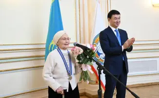 Дархан Сатыбалды вручил государственные награды в преддверии Международного женского дня в Алматы