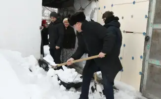 Весеннее пробуждение: активисты Дома дружбы очищают дворы пенсионеров от снега