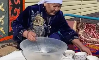 Наурыз праздник в Астане 78-летней жительницы угощение баурсаком традиции