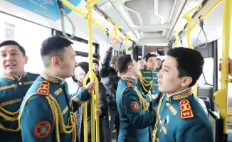 Мужской хор Нацгвардии Казахстана поздравил женщин столицы с весной, исполняя песни в общественном транспорте