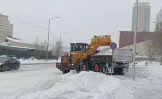 Коммунальные службы Астаны продолжают активную уборку снега с привлечением тысяч рабочих и техники