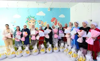 Аким области Нурлыбек Налибаев вручил благодарственные письма молодым матерям в перинатальном центре