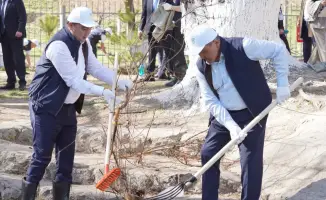 Международное сотрудничество в охране водных ресурсов: Олжас Бектенов и местные жители очищают родник в Туркестанской области