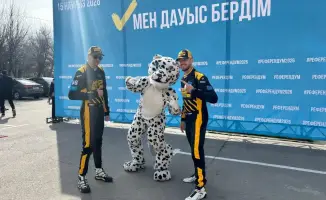 Житель региона пришел на референдум в костюме снежного барса, подчеркивая важность гражданской активности