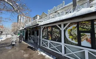 Снос незаконной летней террасы кафе в Алматы: проблемы с соблюдением строительных норм