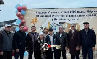 Выпускники школы в Шардаре поддержали нуждающуюся семью, подарив ей дом